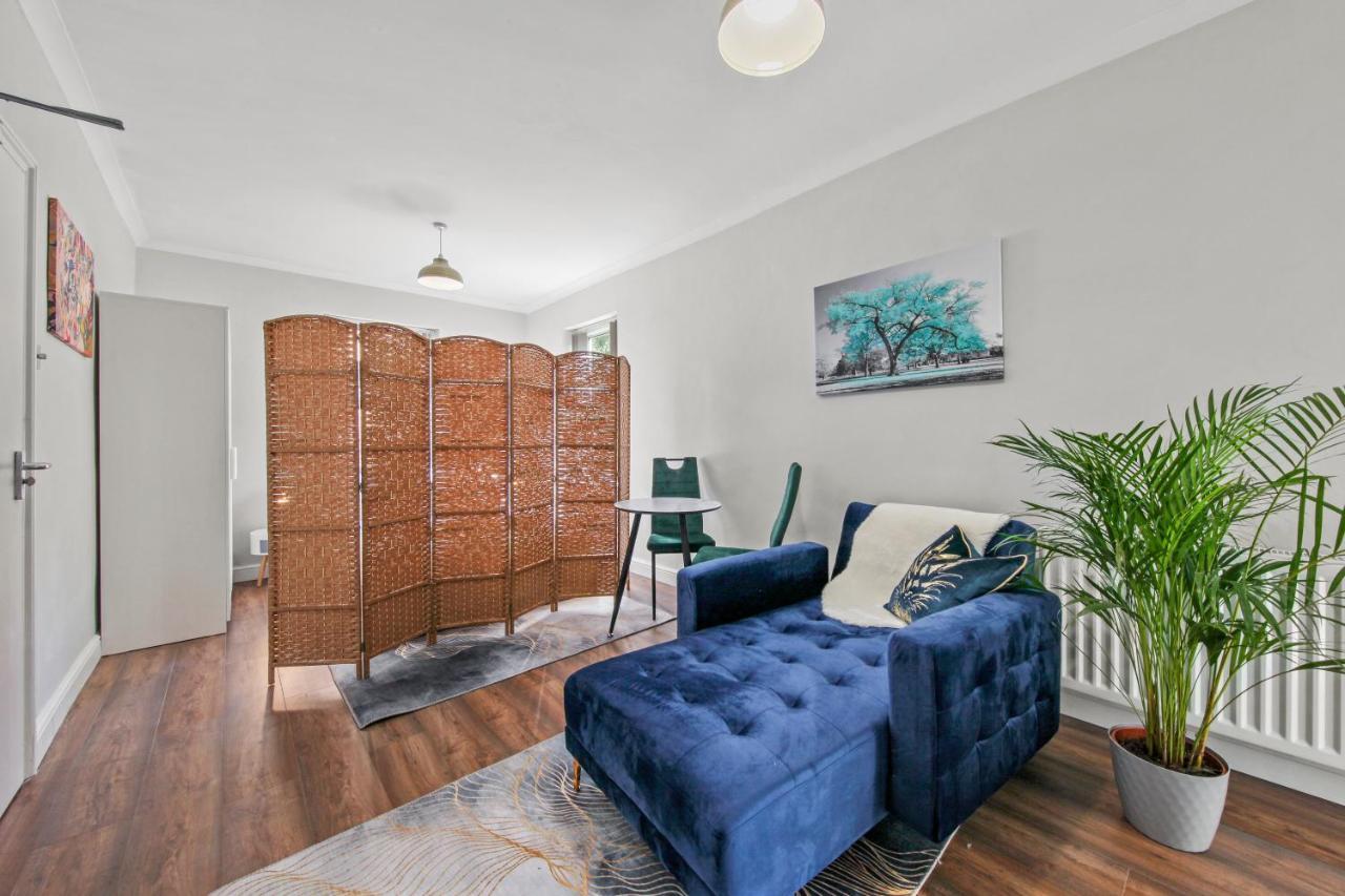 Stunning Studio Flat With Free On-Street Parking! 普拉姆斯特德 外观 照片