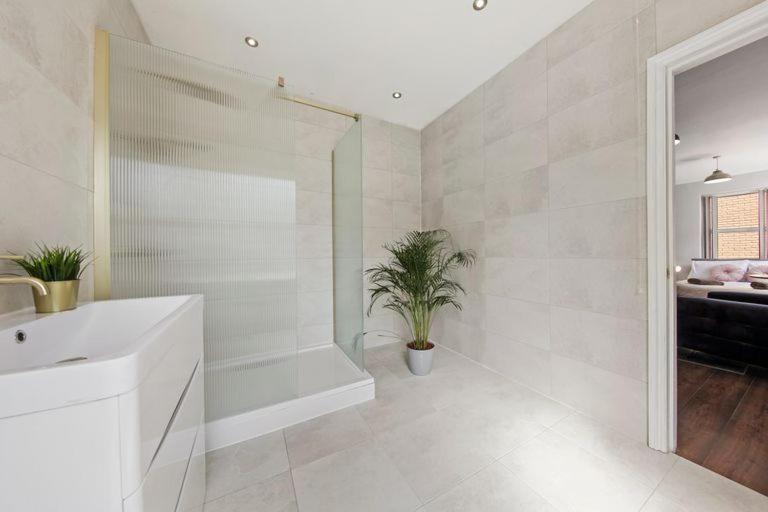 Stunning Studio Flat With Free On-Street Parking! 普拉姆斯特德 外观 照片