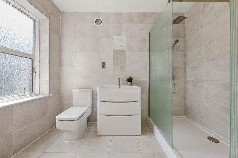 Stunning Studio Flat With Free On-Street Parking! 普拉姆斯特德 外观 照片