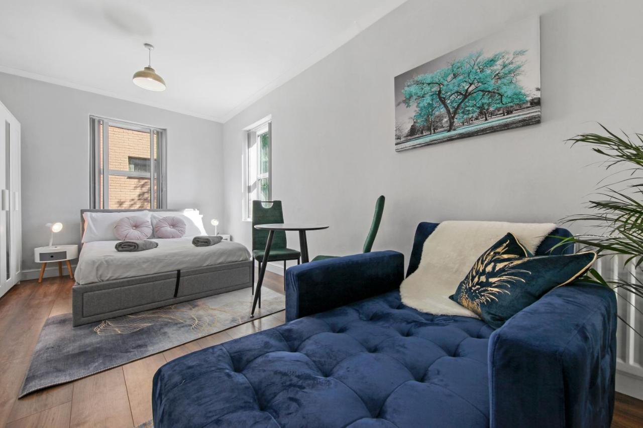 Stunning Studio Flat With Free On-Street Parking! 普拉姆斯特德 外观 照片
