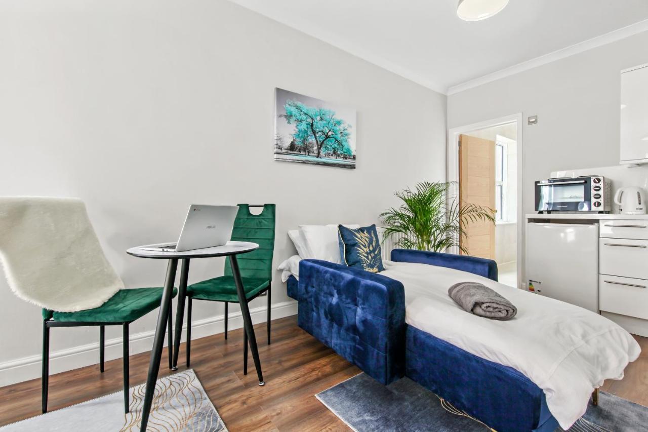 Stunning Studio Flat With Free On-Street Parking! 普拉姆斯特德 外观 照片