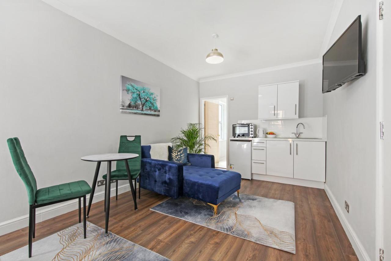 Stunning Studio Flat With Free On-Street Parking! 普拉姆斯特德 外观 照片