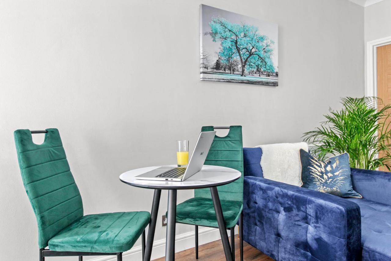 Stunning Studio Flat With Free On-Street Parking! 普拉姆斯特德 外观 照片