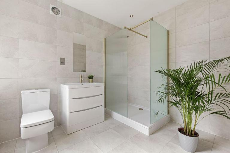 Stunning Studio Flat With Free On-Street Parking! 普拉姆斯特德 外观 照片