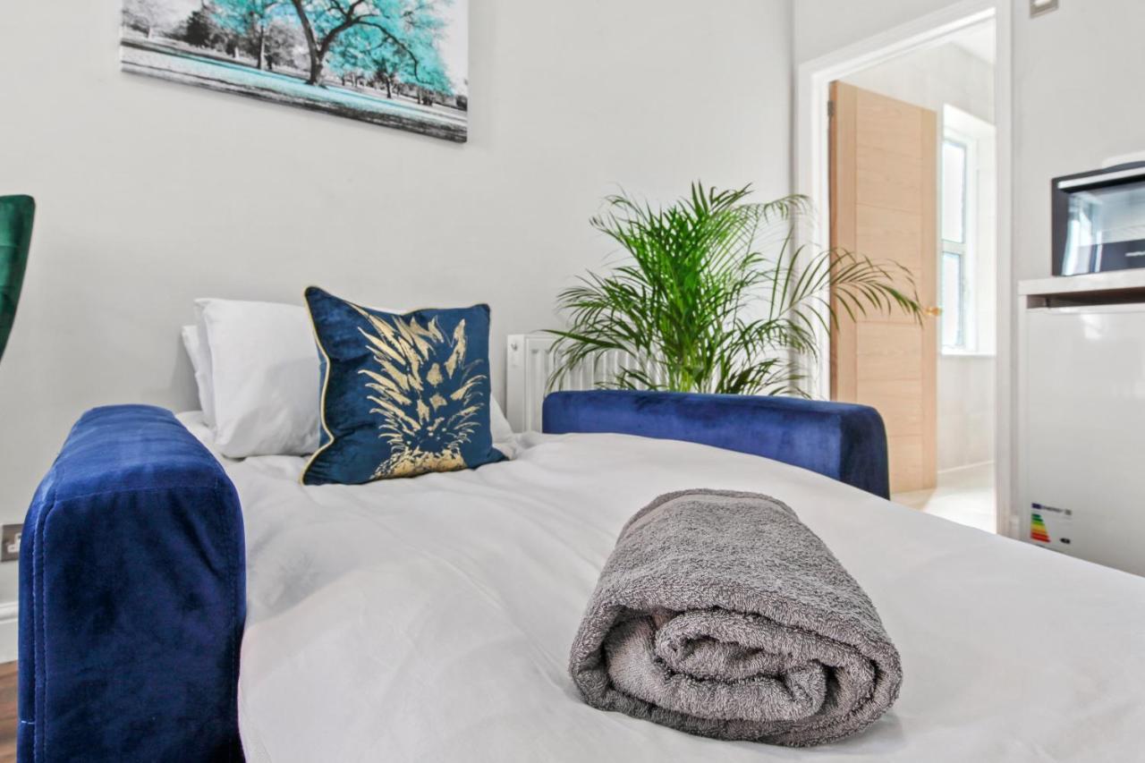 Stunning Studio Flat With Free On-Street Parking! 普拉姆斯特德 外观 照片